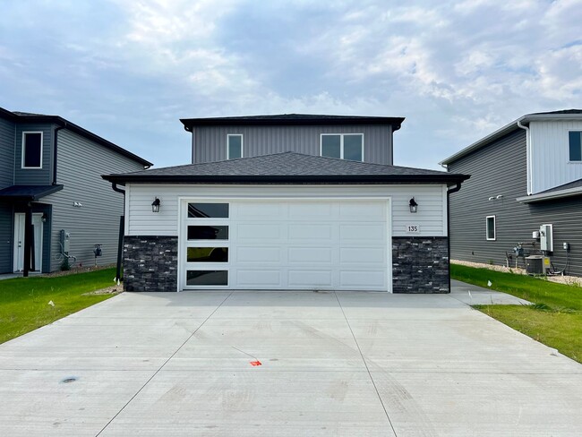Building Photo - 4 Bed | 2 Bath | 2 Stall Garage | Single Family Home