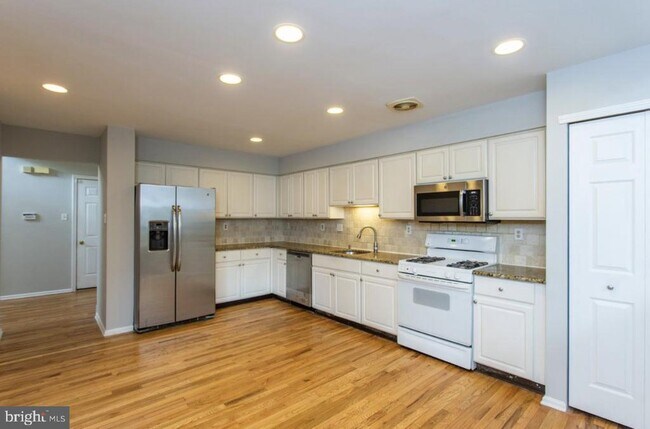 Photo - 105 Farrington Ct