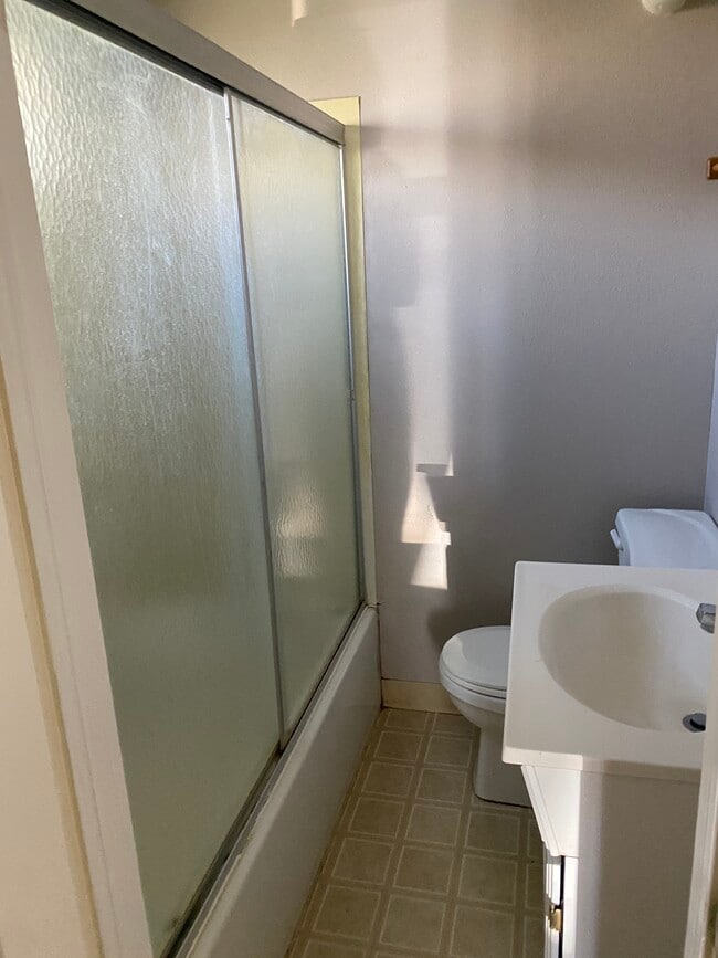 baño - 215 Wyoming St