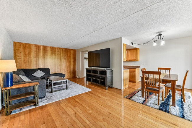 Building Photo - 805 29th St Unit #262