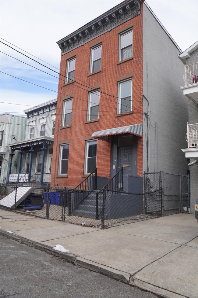 Building Photo - 84 Atlantic St Unit 2