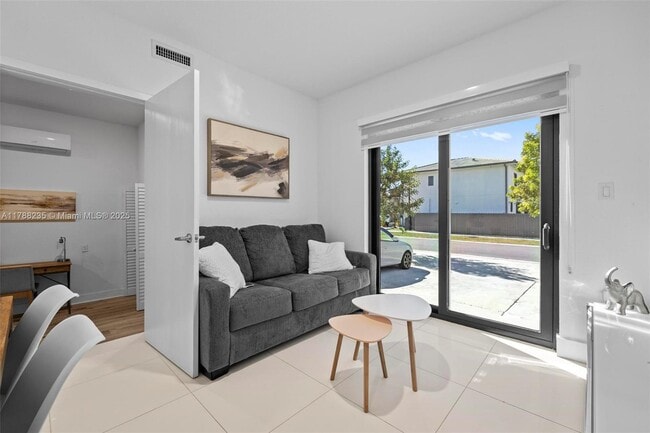 Photo - 206 NW 11th Ct Unit 1