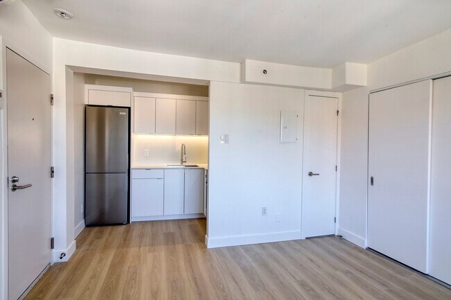 Photo - 25 Av des Pins O Unit 546