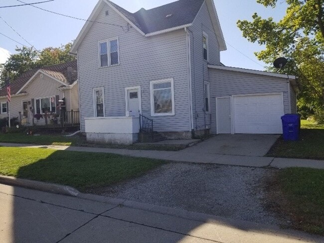Photo - 707 E 9th St House