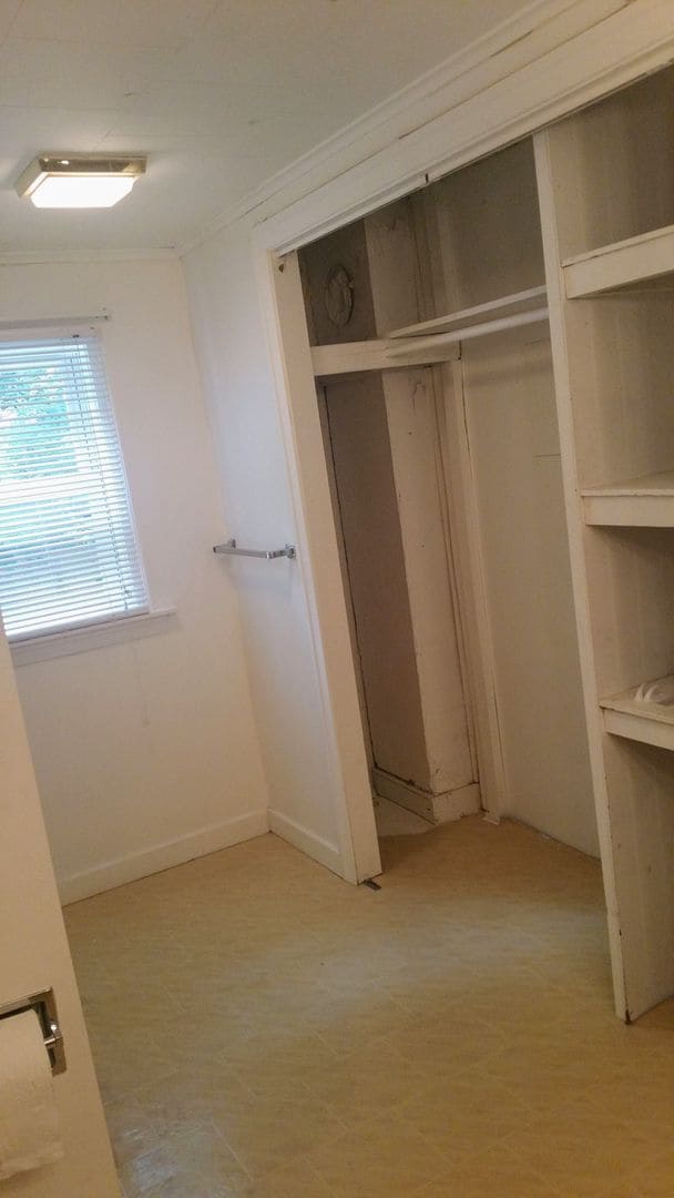 Building Photo - Rare pet-friendly downtown rental with off street parking and fenced yard!