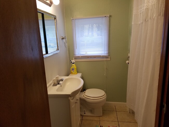 Full bath with Tub and shower - 211 W Eureka St Unit 1E