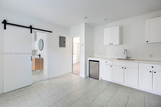 Building Photo - 7800 NE 10th Ct Unit 5