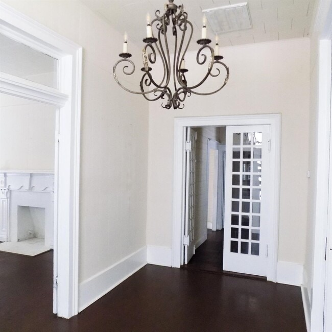 Photo - 404 S Lasalle St