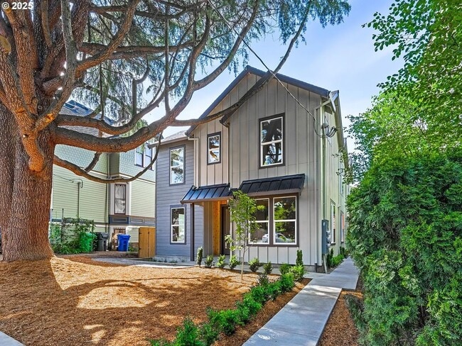 Building Photo - 1610-1612 SE Morrison St. Unit 1610 SE Morrison St.