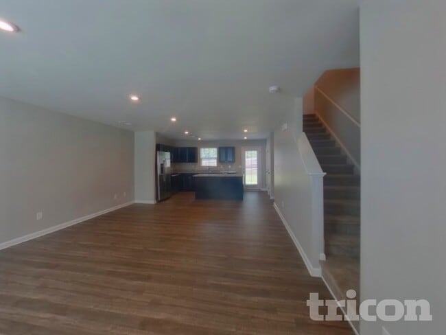 Photo - 979 Sequoia Dr