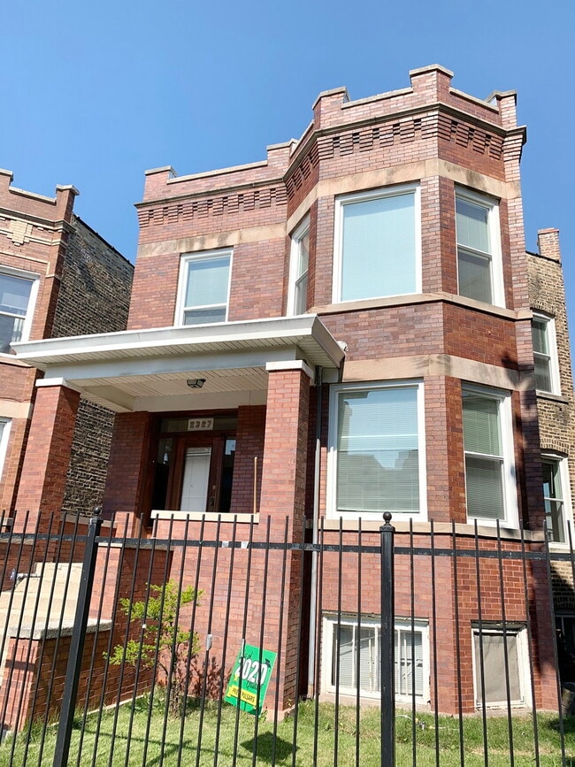 Building Photo - 2327 N Harding Ave Unit 2