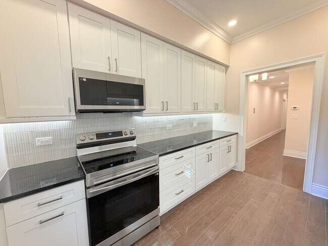 Photo - 670 W Sheridan Rd Unit 1