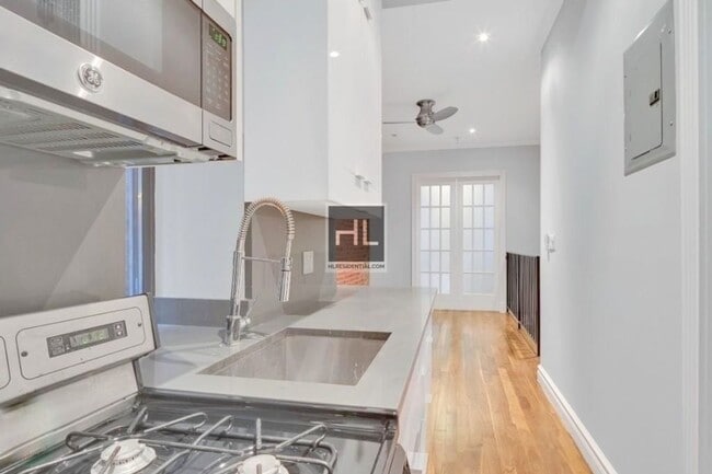 Building Photo - AVE. B