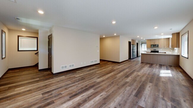 Photo - 6-Bed, 2-Bath Top Unit