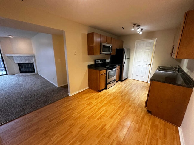 Photo - 1350 Brook St Unidad K