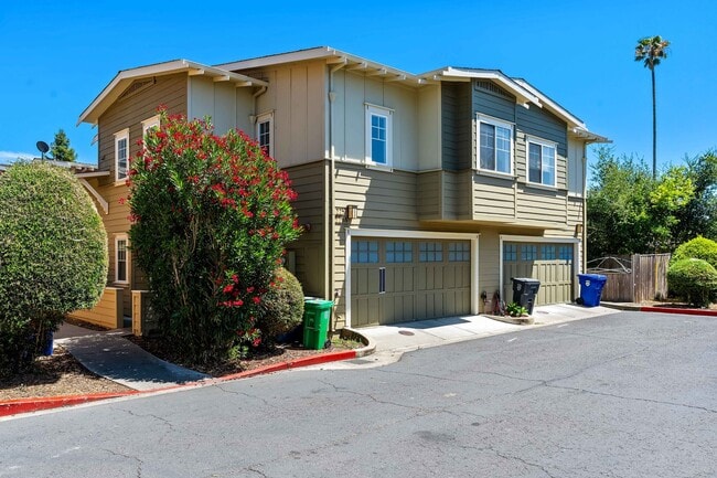 Building Photo - 225 Valley Oak Dr Unit 225