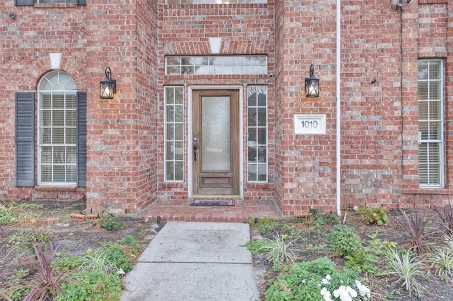 Photo - 1010 Maple Run Dr