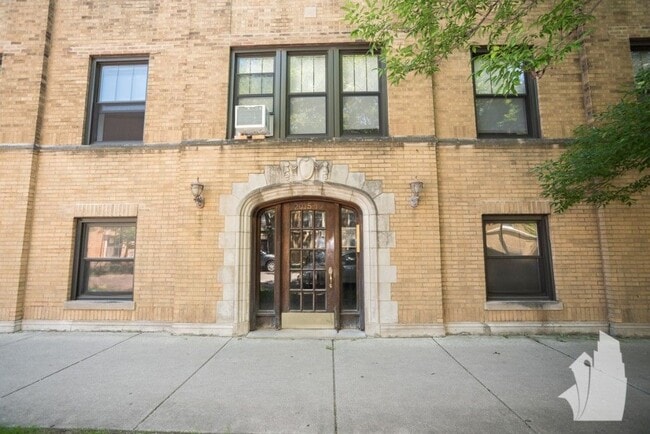 Building Photo - 2015 W Ainslie St