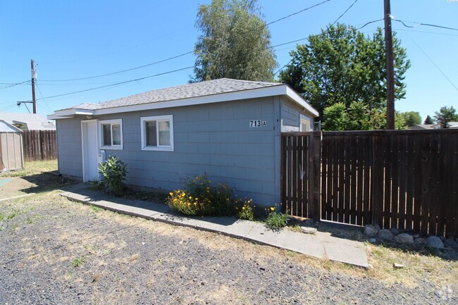 Building Photo - East Kennewick Stand-Alone Studio Apartment