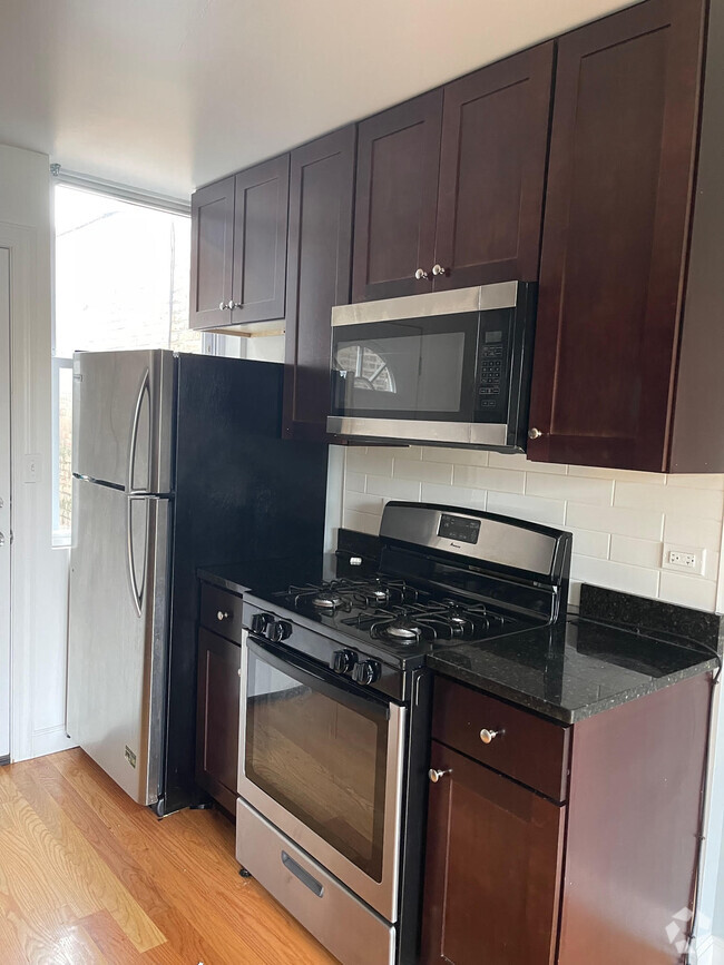 Building Photo - 1640 W Pratt Blvd Unit TWO BEDS Rental