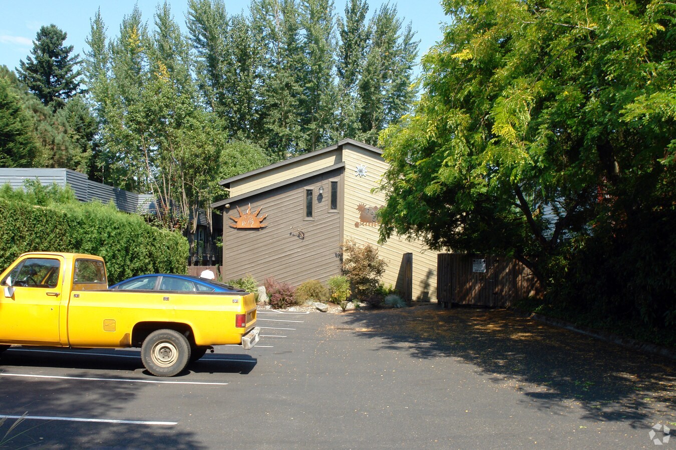 Four Seasons Apartments - Four Seasons Apartments