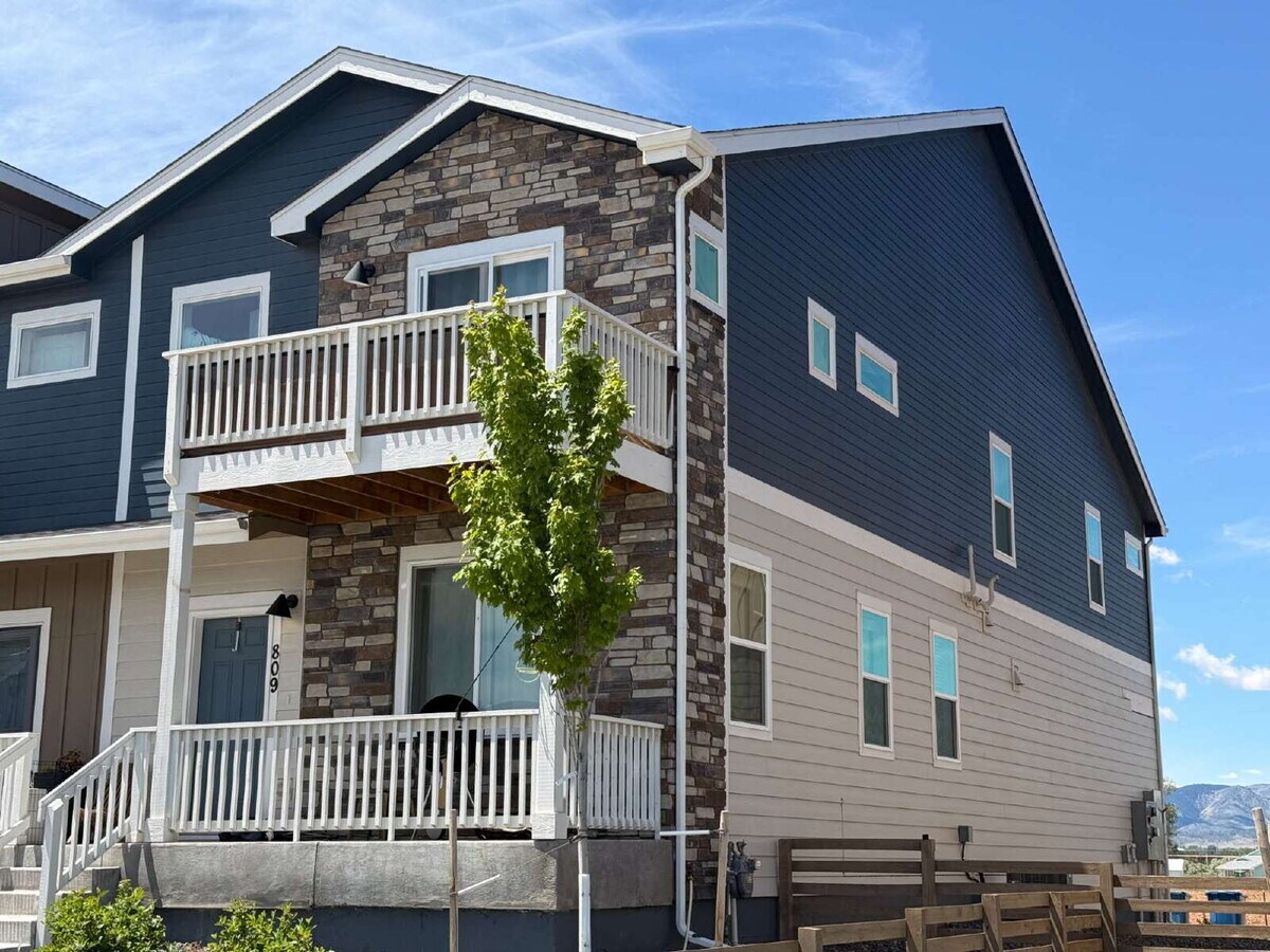 Beautiful, newer 3bd/2.5ba paired home w/ 2 car garage - Beautiful, newer 3bd/2.5ba paired home w/ 2 car garage