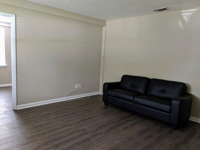 Photo - 806 Essex Dr