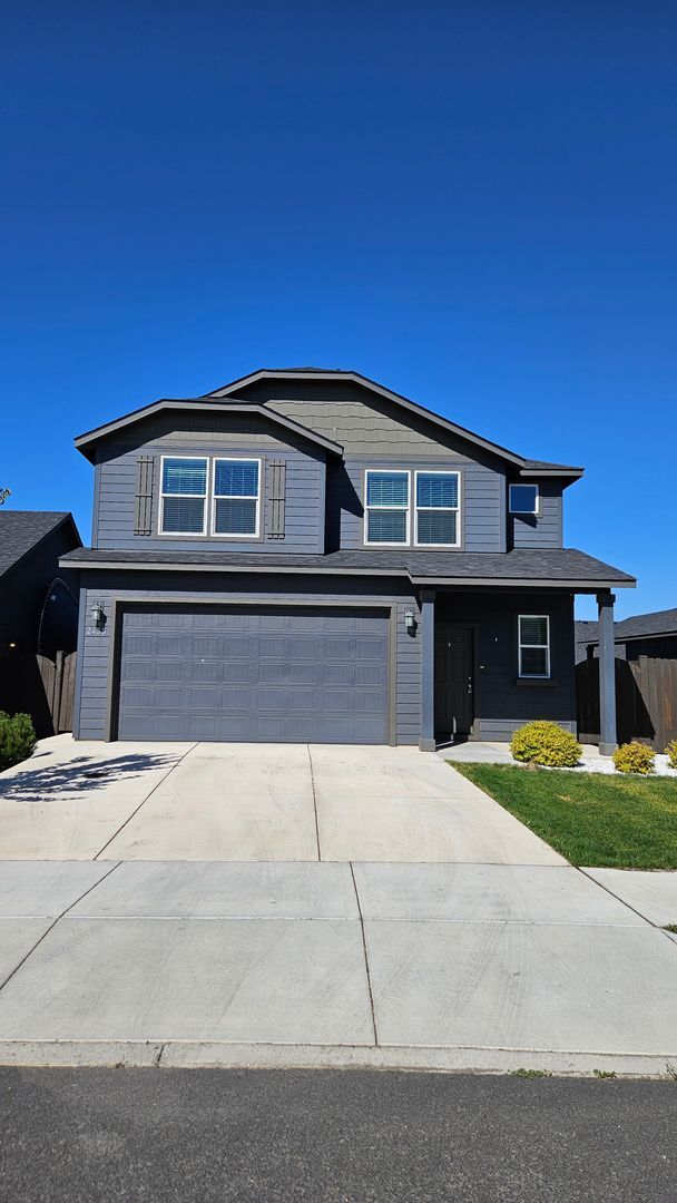 Building Photo - Newer Redmond Home with Extended 2 Car Gar...