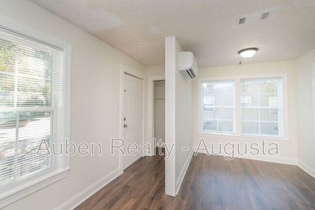 Photo - 2524 Rhodes Dr