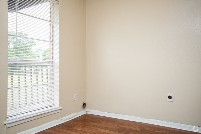2BD/2BA - 1030 SF Dining Room - Willow Gardens