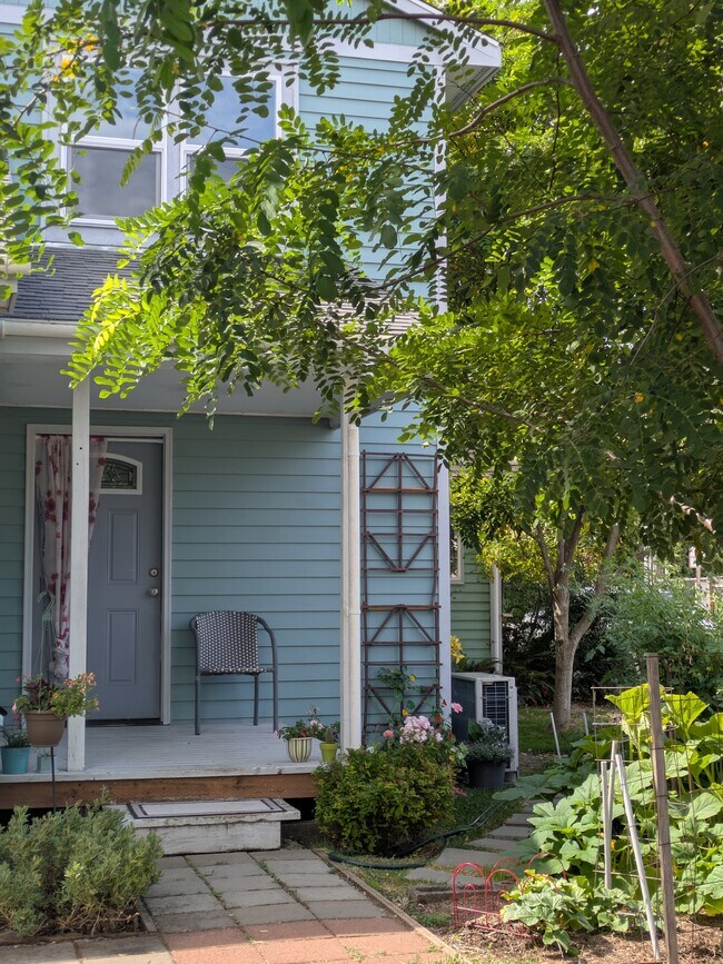 Puerta de entrada exterior y porche. - 4185 Monroe Ave NE Unidad A