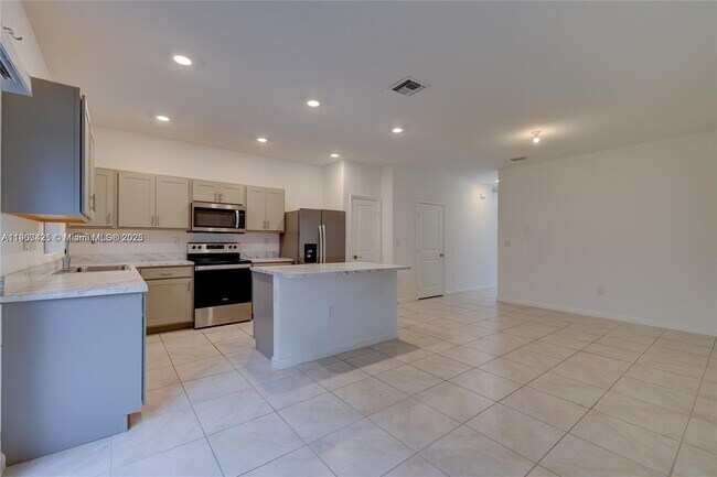 Photo - 1170 SW 7th Ct