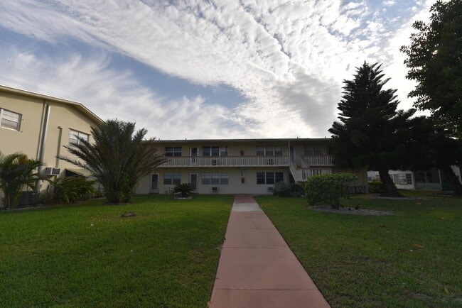 Building Photo - 112 Salisbury E Unit E