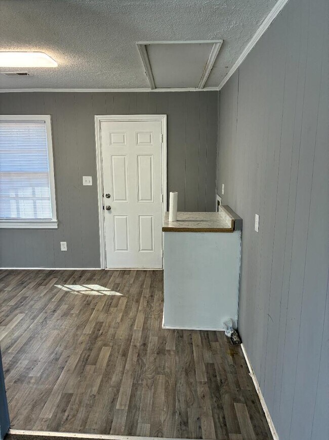 Photo - 207 Lee St NE