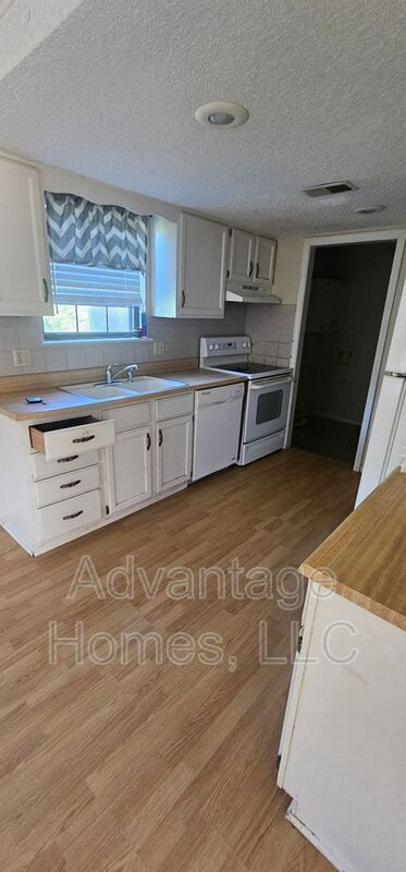 Photo - 10832 Haskins St