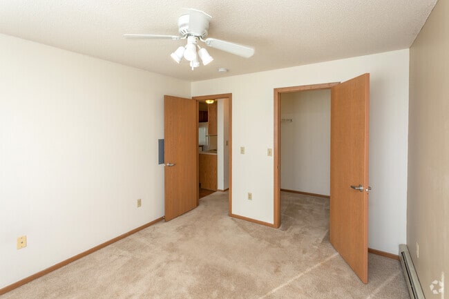 2BR, 1BA - 918SF