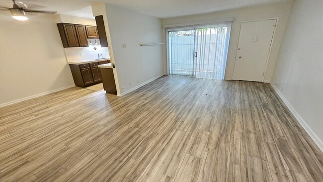 Photo - 2130 N Beachwood Dr Unit 4