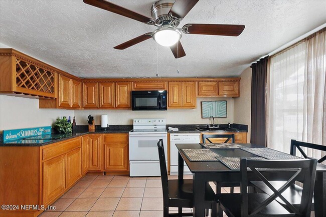 Photo - 231 W 10th St