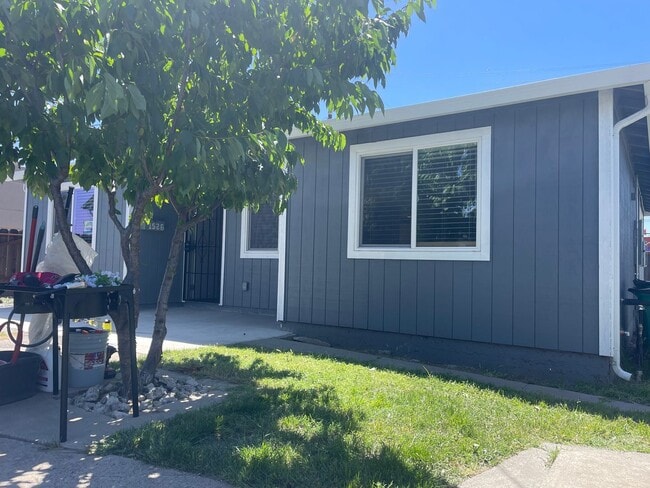 Building Photo - 3br/2ba Home 1 of 6 homes on lot