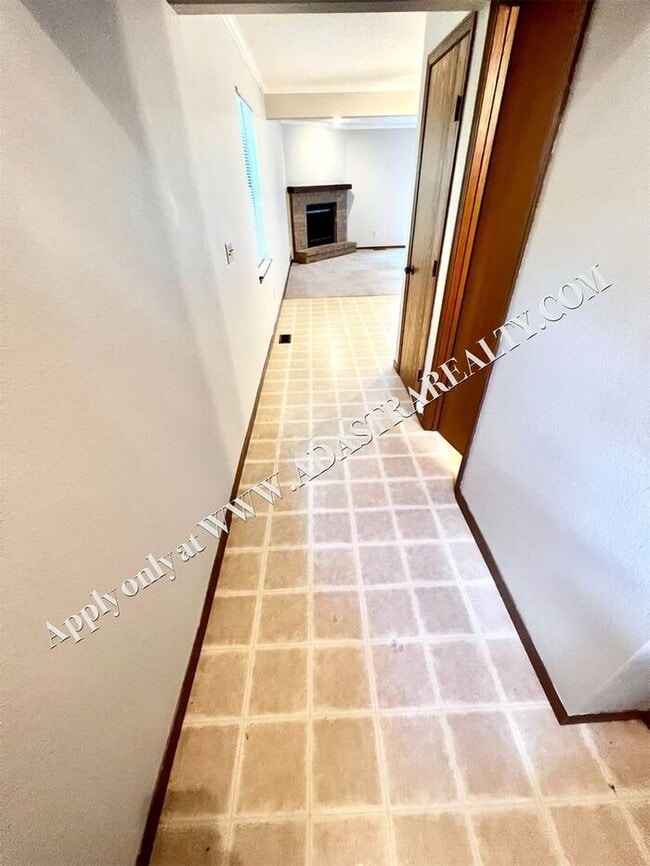 Photo - Spacious Duplex in Lee's Summit-Available ...