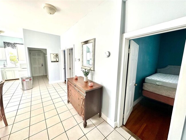 Photo - 693 Thames St Unit 1