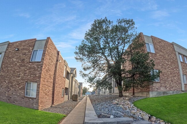 Building Photo - Mountain View Meadows