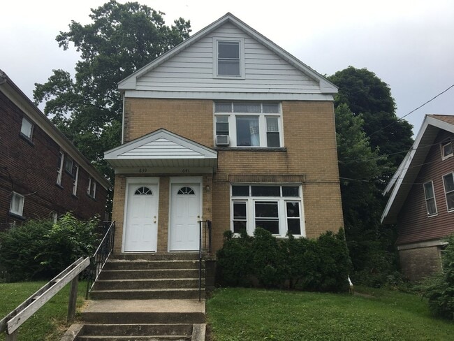 Building Photo - Clean 2BR up with offstreet parking and yard