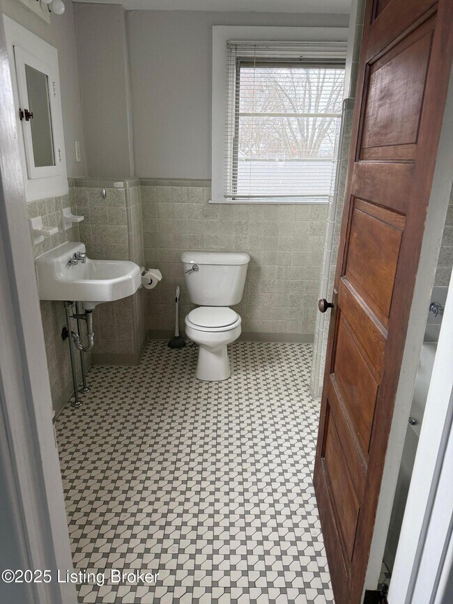 Photo - 1002 Charles St