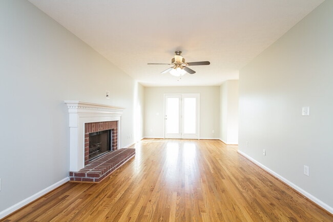 Photo - 105 Walton Trce S