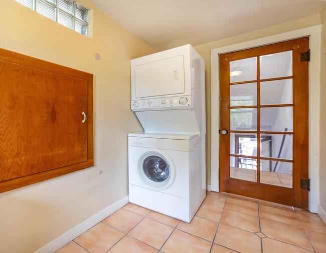 Photo - 1429-1431 Gold St Unidad 1431