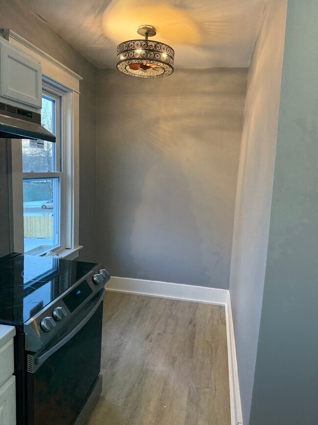 Photo - 552 S Main St