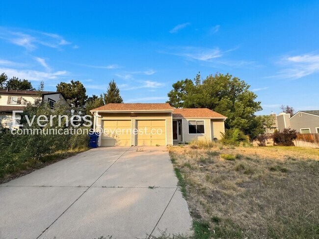 Building Photo - 3 Bed, 2 Bath Home with Fenced Yard & Garage / Available Now!