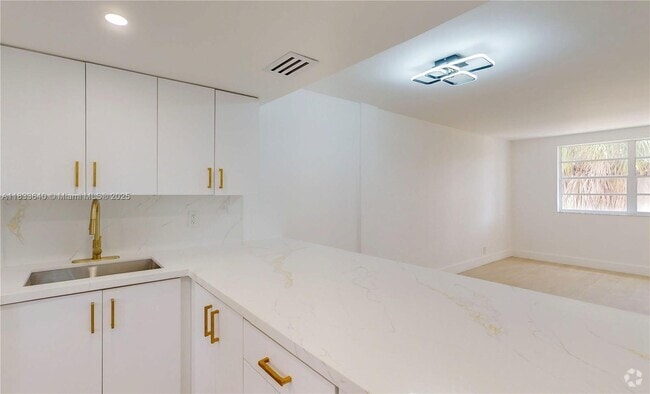 Building Photo - 1333 E Hallandale Beach Blvd Unit 326 Rental