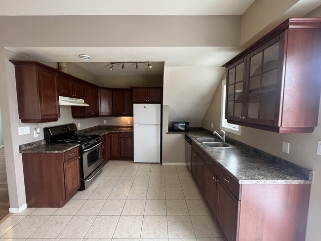 Building Photo - 152 Wesley St Unit 2